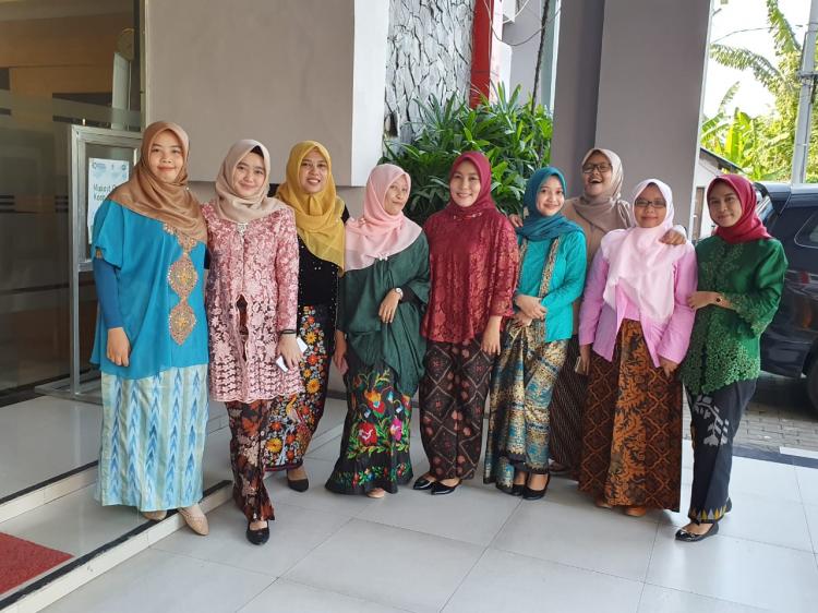 {SMK SMAK Makassar} Himbauan penggunaan pakaian adat bulan pertama satker Kementerian Perindustrian